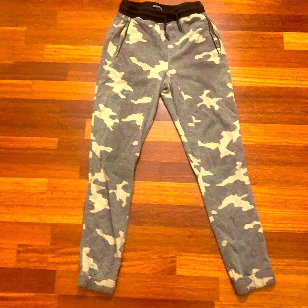 Tilly’s camo joggers boys size M